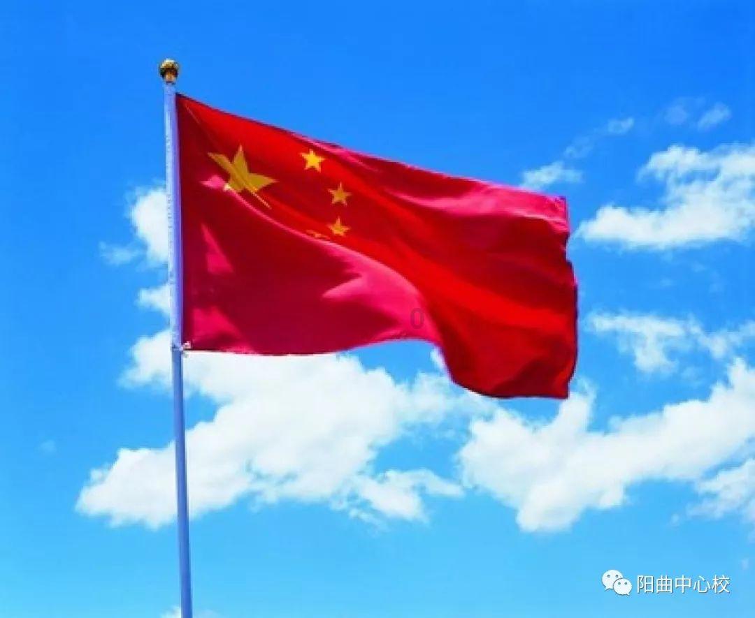 女孩坐缆车悬空被挂车外,游客扔掉雪橇飞奔上前,众人合力救下